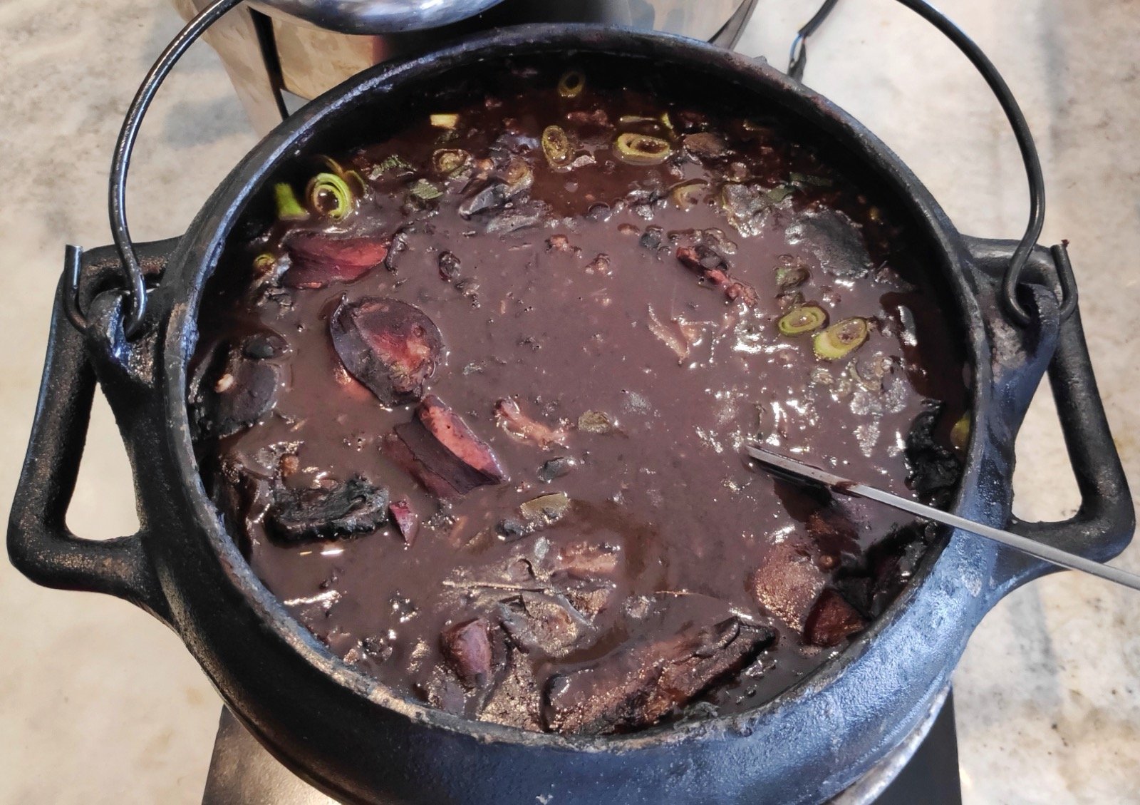 فيجوادا برازيلية بالفاصوليا السوداء واللحوم