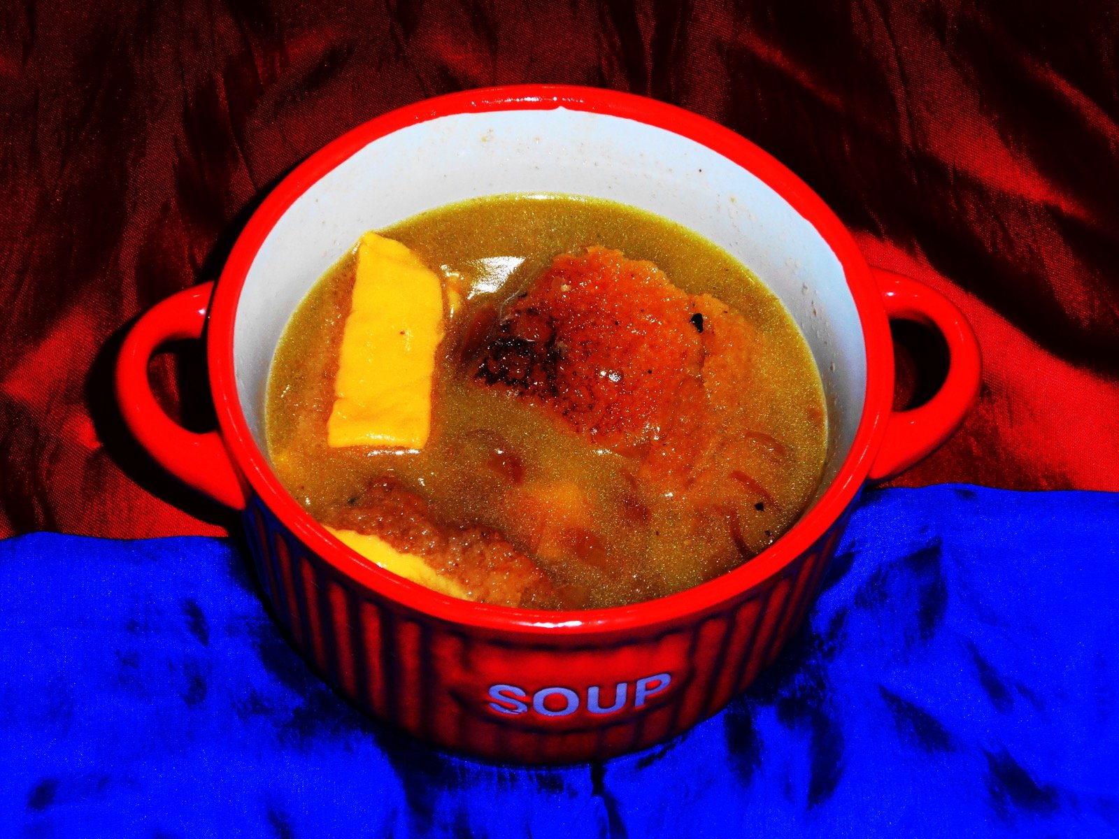 شوربة البصل الفرنسية المغطاة بالجبن
